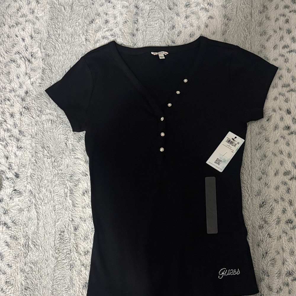 GUESS Black Short Sleeve V-Neck Top with diamond snaps. Size large. New with tag